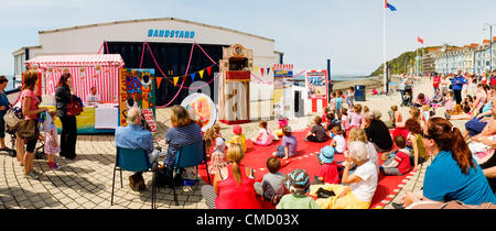 Aberystwyth Wales UK 21. Juli 2012.  Eine Punch and Judy Show unterhält Wochenende Besucher an der Promenade auf der erste warme Tag des Sommers nach vielen Wochen der nassen und kalten Wetter. Die Veranstaltung war Teil des einjährigen bundesweit "Brig Grinsen Festival", (gefördert von der Heritage Lottery Fund) Herr Bowle 350. Geburtstag und war nur ein Ereignis in Wales Foto © Keith Morris Stockfoto