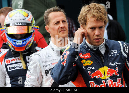 21.07.2012. Hoceknheim, Deutschland.  Deutsche Formel1 Fahrer Sebastian Vettel (vorne) von Red Bull und Michael Schumacher von Mercedes AMG reagieren, nachdem die Qualifying-Session auf dem Hockenheimring verfolgen in Hockenheim, Deutschland, 21. Juli 2012. Vettel startet von der zweiten Position, Schumacher von der dritten in die Formel 1 Grand Prix von Deutschland am 22. Juli 2012. Stockfoto