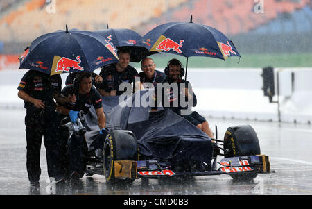 21.07.2012. Hoceknheim, Deutschland.  Mechanik zurückschieben den Rennwagen des australischen Formel1-Fahrer Daniel Ricciardo Toro Rosso beim dritten Training auf dem Hockenheimring verfolgen in Hockenheim, Deutschland, 21. Juli 2012. Die Formel 1 Grand Prix von Deutschland stattfinden am 22. Juli 2012. Stockfoto