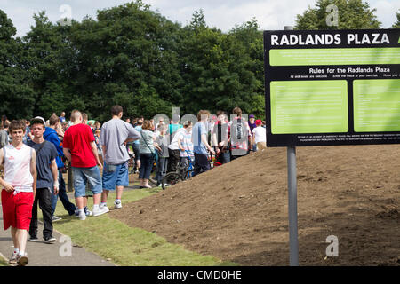 Northampton UK. Radlands Plaza neue £250,000 Skatepark im Hochsommer Wiese wurde heute Morgen Samstag, 21. Juli 2012 offiziell eröffnet.  BMXer, Skateboarder, Roller Blader und Stunt Scooter Fahrer genießen den kostenlosen Park heute Nachmittag bei gutem Wetter. Stockfoto