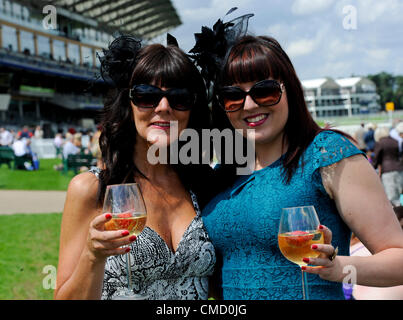 21.07.2012 Ascot, England.Ladies in ihrem Putz an einem sonnigen Tag in Ascot Betfair Wochenende Featuring Eigenschaft Raceday gekleidet. Stockfoto