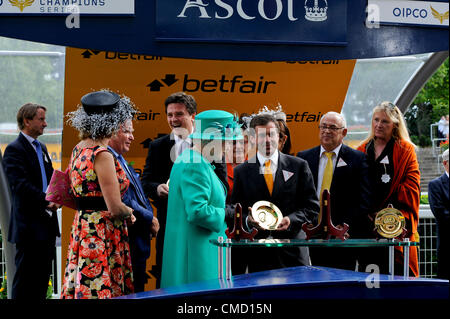 21.07.2012 Ascot, England. König George VI und Queen Elizabeth Stakes. Ihre Königliche Hoheit Queen Elizabeth präsentieren eine Tasse Herr Gestut Burg Ebstein Miteigentümer des siegreichen Pferdes Danedream in Ascot Betfair Wochenende Featuring Eigenschaft Raceday. Stockfoto