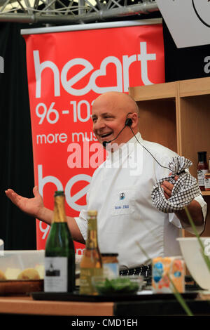 Aldo Zilli bereitet italienische Spezialitäten im Theater an der Essex Festival von Essen und trinken, Cressing Tempel Scheunen, Kochen am Samstag, 21. Juli 2012 Stockfoto