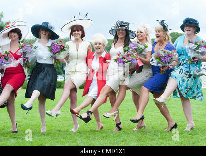 21.07.2012. der All England springen Platz Hickstead, England. Schauspielerin Barbra Windsor führt das Tanzen am Ladies Day auf der Longines Royal International Horse Show. Stockfoto