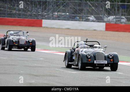 21. Juli 2012, Silverstone im Vereinigten Königreich.  AC/DC Frontmann Brian Johnson und Koch Heston Blumenthal teilnehmen im qualifying, treibende Morgan Leichtgewichte für die Silverstone Classic Celebrity Challenge Stockfoto