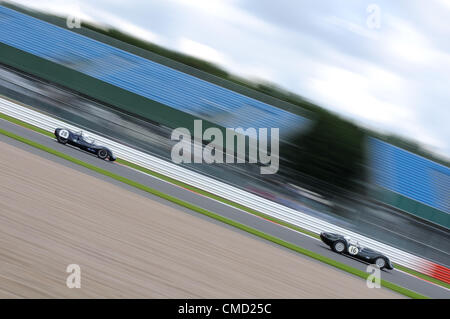 21. Juli 2012, jagt Silverstone im Vereinigten Königreich Mark Darten und Martin Stretton des Cooper Monaco Gary Pearson Lister Jaguar knubbeligen während der Stirling Moss Trophy vor 61 Sportwagen-Rennen in Silverstone Classic 2012 Stockfoto