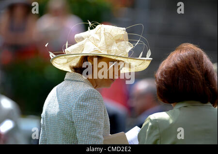 21.07.2012 Ascot, England. Damen am Wochenende Ascot Betfair auf King George Tag Raceday. Damen im Kostüm Stockfoto