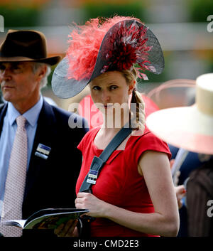 21.07.2012 Ascot, England. Damen am Wochenende Ascot Betfair auf King George Tag Raceday. Damen im Kostüm Stockfoto