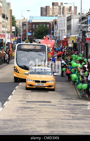 Ilford, UK. 22. Juli 2012. Fackellauf kommt in Redbridge. Hunderte von Zuschauern säumten die Straßen von Ilford als das Fackelrelais machte seinen Weg durch die Stadt am Sonntagmorgen. Stockfoto