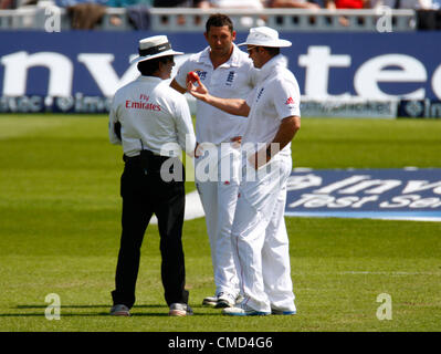 22.07.12 Kia Oval, ENGLAND: Andrew Strauss von England bat Schiedsrichter Asad Rauf über den Zustand des Balles während Tag 4 der 1. Investec Test Match zwischen England und Südafrika bei der Kia Oval am 22. Juli 2012 in London, England. Stockfoto