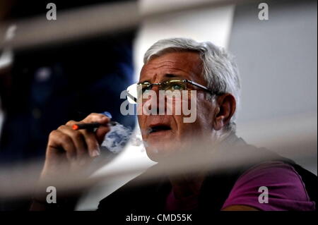 22.07.2012. Guangzhou, CHINA; Shanghai Shenhua Stürmer Didier Drogba sein Debüt im sonntäglichen Chinese Super League Zusammenstoß mit Guangzhou R &amp; F. Marcello Lippi macht, sieht Cheftrainer der Guangzhou Evergrand vom Ständer. Stockfoto