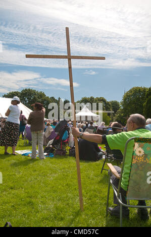 Gemeinsamen christlichen Gottesdienst am Gadebridge Park, Hemel Hempstead, Hertfordshire, England am Sonntag, 22. Juli 2012. In Hemel ist eine Woche lang-Community-Event in Hemel Hempstead. Bildnachweis: Carpe Diem / Alamy Live News Stockfoto