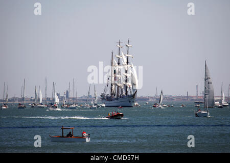 Yachten und Boote begleite die Großsegler Segel auf den Tejo unter die 25 April Hängebrücke, er fährt, Lissabon, Portugal. Die Schiffe, die Teilnahme an der 2012 Tall Ships Race depar Lissabon auf die nächste Phase des Rennens, nach Cadiz in Spanien. Bildnachweis: Stuart Forster / Alamy Live News Stockfoto