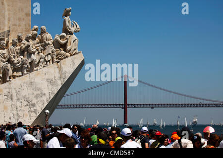 Menschen versammeln sich vor dem Denkmal der Entdeckungen von den Tejo, die Parade der 2012 Tall Ships Race aus Lissabon, Portugal fahren zu sehen. Es ist eines der Schiffe, die Teilnahme an der 2012 Tall Ships Race Abflug Lissabon auf die nächste Phase des Rennens, nach Cadiz in Spanien. Bildnachweis: Stuart Forster / Alamy Live News Stockfoto