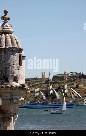 Die Großsegler Mir fährt auf den Tejo, vorbei an den Turm von Belem, wie er, Lissabon, Portugal fährt. Es ist eines der Schiffe, die Teilnahme an der 2012 Tall Ships Race Abflug Lissabon auf die nächste Phase des Rennens, nach Cadiz in Spanien. Bildnachweis: Stuart Forster / Alamy Live News Stockfoto