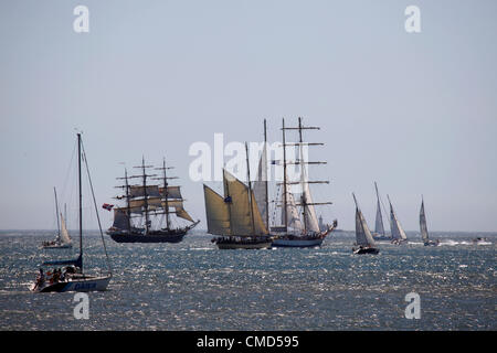 Große Schiffe aus dem Tejo auf den offenen Atlantischen Ozean aus Lissabon, Portugal. Die Schiffe nehmen Abflug Lissabon auf die nächste Phase des Rennens, nach Cadiz in Spanien 2012 Tall Ships Race Teil. Bildnachweis: Stuart Forster / Alamy Live News Stockfoto