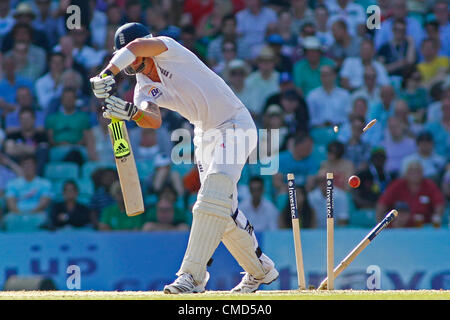 22.07.2012 London, England. Englands Kevin Pietersen ist rollte heraus durch Südafrikas Morne Morkel (nicht im Bild) während der Investec Cricket Test Länderspiel zwischen England und Südafrika, spielte auf dem Kia Oval Cricket Ground: obligatorische Kredit: Mitchell Gunn Stockfoto