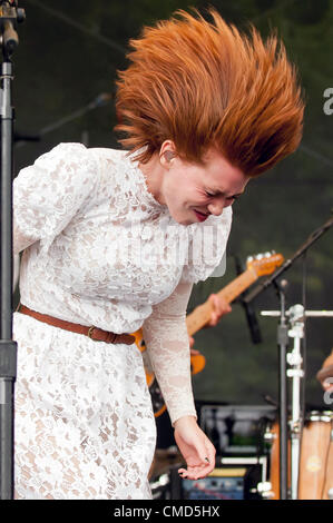 Rock Star / Musiker Vince DiFiore der alt-rock indie rock Indy Rock Band Grouplove | Durchführung/Wiedergabe einer melodica im original Outdoor Sommer Firefly Alternative Music Festival 2012 von Red Frog Events | Konzerthalle in Dover, Delaware, Usa Stockfoto