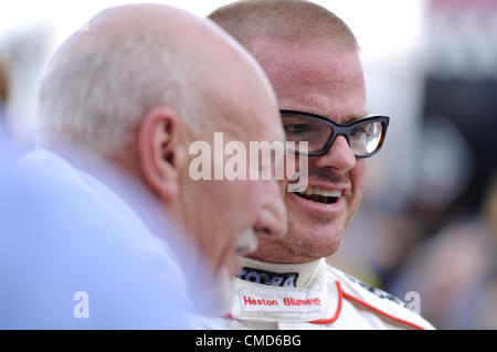 21. Juli 2012, Silverstone im Vereinigten Königreich.  Starkoch Heston Blumenthal und Schauspieler Sir Patrick Stewart nach dem Silverstone Classic Promi-Rennen Stockfoto