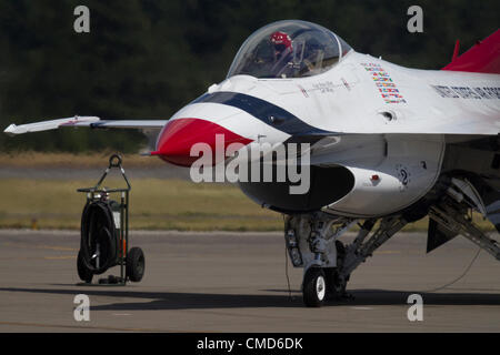 Thunderbird 2, Captain Ryan Riley, Aufwärmen auf Asphalt, USAF Thunderbirds Air Demonstration Squadron, F - 16C Fighting Falcons, Joint Base Lewis-McChord Air Expo, McChord Field, Tacoma, Washington, 21. Juli 2012 Stockfoto