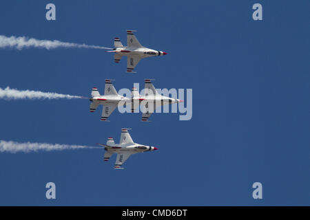 USAF Thunderbirds Air Demonstration Squadron fliegen in Formation, F - 16C Fighting Falcons Joint Base Lewis-McChord Air Expo, McChord Field, Tacoma, Washington, 21. Juli 2012 Stockfoto