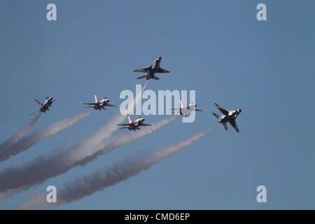 USAF Thunderbirds Air Demonstration Squadron F-16 C Fighting Falcons Durchführung Delta platzen, Joint Base Lewis-McChord Air Expo, McChord Field, Tacoma, Washington, 21. Juli 2012 Stockfoto