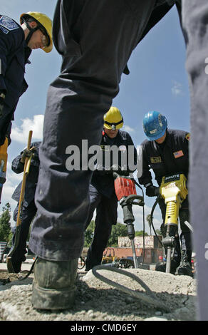 14. April 2010 - Los Angeles, Vereinigte Staaten von Amerika - (010414) - LOS ANGELES, 14. April 2010 (Xinhua)--Feuerwehr nehmen an einer Notfallübung Erdbeben in Los Angeles, USA, 13. April 2010 Teil. Sechzehn Feuerwehren nahmen an den Bohrer Dienstag. . (Xinhua/Zhao Hanrong) (Kredit-Bild: © Xinhua/ZUMApress.com) Stockfoto