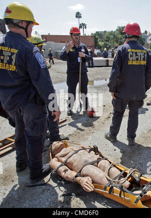 14. April 2010 - Los Angeles, Vereinigte Staaten von Amerika - (010414) - LOS ANGELES, 14. April 2010 (Xinhua)--Feuerwehr nehmen an einer Notfallübung Erdbeben in Los Angeles, USA, 13. April 2010 Teil. Sechzehn Feuerwehren nahmen an den Bohrer Dienstag. . (Xinhua/Zhao Hanrong) (Kredit-Bild: © Xinhua/ZUMApress.com) Stockfoto