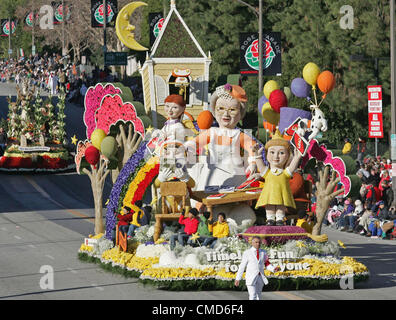 PASADENA, 2. Januar 2011 Schwimmer rollt auf der Straße bei der 122. Rose Parade in Pasadena, Kalifornien, USA, 1. Januar 2011. (Bild Kredit: Zhao Hanrong/Xinhua/ZUMAPRESS.com ©) Stockfoto