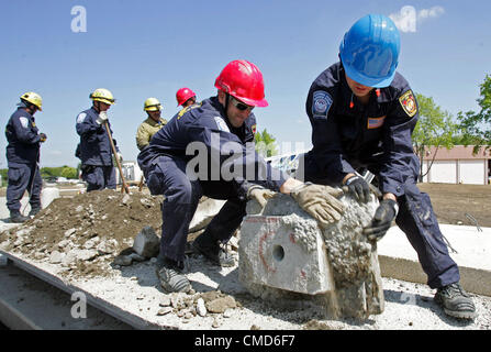 14. April 2010 - Los Angeles, Vereinigte Staaten von Amerika - (010414) - LOS ANGELES, 14. April 2010 (Xinhua)--Feuerwehr nehmen an einer Notfallübung Erdbeben in Los Angeles, USA, 13. April 2010 Teil. Sechzehn Feuerwehren nahmen an den Bohrer Dienstag. . (Xinhua/Zhao Hanrong) (Kredit-Bild: © Xinhua/ZUMApress.com) Stockfoto