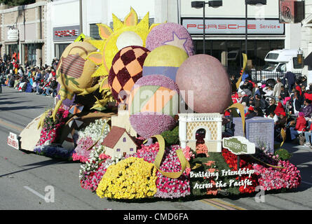 PASADENA, 2. Januar 2011 Schwimmer rollt auf der Straße bei der 122. Rose Parade in Pasadena, Kalifornien, USA, 1. Januar 2011. (Bild Kredit: Zhao Hanrong/Xinhua/ZUMAPRESS.com ©) Stockfoto