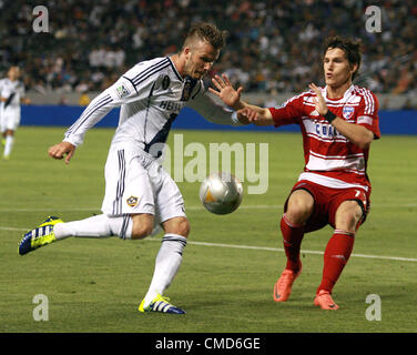 CARSON, 29. April 2012 Los Angeles Galaxy David Beckham (L) steuert den Ball gegen FC Dallas Zach Loyd während das MLS-Spiel im Home Depot Center in Carson, Kalifornien, USA, am 28. April 2012. Das Spiel endete mit einem 1: 1-Unentschieden. Der britischen Trainer Stuart Pearce hat bestätigt, dass er Reisen in die Vereinigten Staaten, sehen Sie David Beckham in Aktion für die LA Galaxy, bevor er entscheidet, ob ihm in den letzten 18-Mann-Kader für die Olympischen Spiele auswählen.  (Xinhua/Zhao Hanrong) (Bild Kredit: Zhao Hanrong/Xinhua/ZUMAPRESS.com ©) Stockfoto