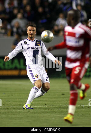 CARSON, 29. April 2012 Los Angeles Galaxy David Beckham (L) steuert den Ball gegen FC Dallas Jair Benitez während das MLS-Spiel im Home Depot Center in Carson, Kalifornien, USA, am 28. April 2012. Das Spiel endete mit einem 1: 1-Unentschieden. Der britischen Trainer Stuart Pearce hat bestätigt, dass er Reisen in die Vereinigten Staaten, sehen Sie David Beckham in Aktion für die LA Galaxy, bevor er entscheidet, ob ihm in den letzten 18-Mann-Kader für die Olympischen Spiele auswählen.  (Xinhua/Zhao Hanrong) (Bild Kredit: Zhao Hanrong/Xinhua/ZUMAPRESS.com ©) Stockfoto