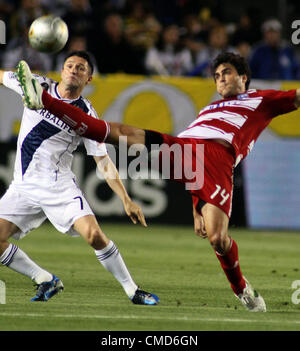 CARSON, Spiel 29. April 2012 Los Angeles Galaxy Robbie Keane (L) und FC Dallas George John Kampf für einen Ball in der MLS im Home Depot Center in Carson, Kalifornien, USA, am 28. April 2012. Das Spiel endete mit einem 1: 1-Unentschieden. (Xinhua/Zhao Hanrong) (Bild Kredit: Zhao Hanrong/Xinhua/ZUMAPRESS.com ©) Stockfoto