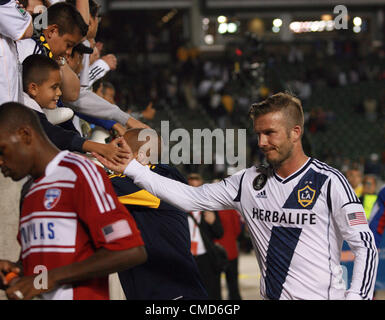 CARSON, grüßt 29. April 2012 Los Angeles Galaxy David Beckham (R) mit Fans nach der MLS gegen FC Dallas im Home Depot Center in Carson, Kalifornien, USA, am 28. April 2012 Match. Das Spiel endete mit einem 1: 1-Unentschieden. Der britischen Trainer Stuart Pearce hat bestätigt, dass er Reisen in die Vereinigten Staaten, sehen Sie David Beckham in Aktion für die LA Galaxy, bevor er entscheidet, ob ihm in den letzten 18-Mann-Kader für die Olympischen Spiele auswählen.  (Xinhua/Zhao Hanrong) (Bild Kredit: Zhao Hanrong/Xinhua/ZUMAPRESS.com ©) Stockfoto