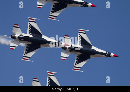 Diamant-Formation, USAF Thunderbirds Air Demonstration Squadron, F-16 C Fighting Falcons, Joint Base Lewis-McChord Air Expo, McChord Field, Tacoma, Washington, 21. Juli 2012 Stockfoto