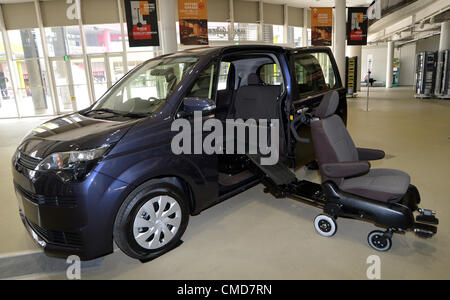 2. Juli 2012, gibt Tokyo, Japan - Toyota COMS, brandneue einsitzigen ...