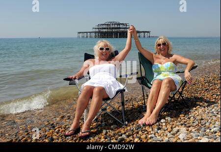 Brighton UK 23. Juli 2012 - Chris Bidwell (links) und Christine Clarke genießen das warme Wetter am West Pier in Brighton beach Stockfoto