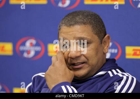 CAPE TOWN, SOUTH AFRICA - Stormers Trainer Allister Coetzee während der DHL Stormers Trainingseinheit an der High Performance Center in Bellville am 23. Juli 2012 in Kapstadt, Südafrika-Foto von Carl Fourie / Gallo Images Stockfoto