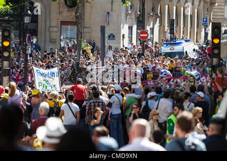 Massive Menge der Zuschauer und Fans genießen die Weitergabe des Feldes in der Endphase von Le Tour de France 2012 auf der Avenue des Champs Elysees in Paris, Frankreich 22. Juli 2012. Stockfoto