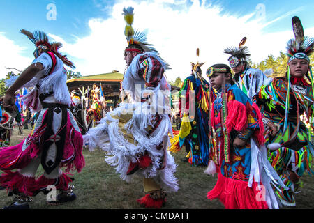 Native Americans aus rund um Nordamerika versammelt, um zu singen, tanzen und Trommeln im 39. jährlichen Lac Courte Orielles Ojibwe "Ehre die Erde" Pow Wow in der Nähe von Hayward, Wisconsin, USA--20.-22. Juli 2012 Stockfoto