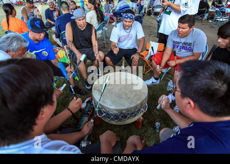 Native Americans aus rund um Nordamerika versammelt, um zu singen, tanzen und Trommeln im 39. jährlichen Lac Courte Orielles Ojibwe "Ehre die Erde" Pow Wow in der Nähe von Hayward, Wisconsin, USA--20.-22. Juli 2012 Stockfoto