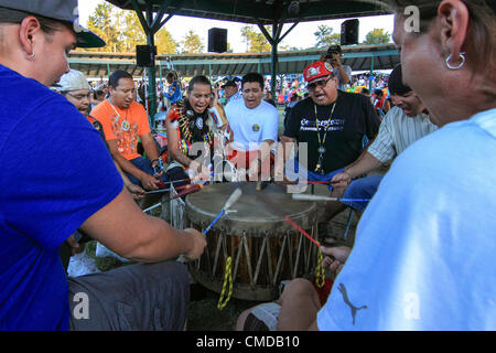 Native Americans aus rund um Nordamerika versammelt, um zu singen, tanzen und Trommeln im 39. jährlichen Lac Courte Orielles Ojibwe "Ehre die Erde" Pow Wow in der Nähe von Hayward, Wisconsin, USA--20.-22. Juli 2012 Stockfoto