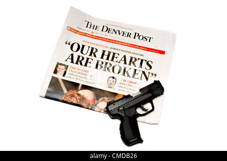 Überschrift der Denver Post Zeitung unmittelbar nach den Dreharbeiten von mehr als 70 Menschen in Aurora, Colorado-theater Stockfoto