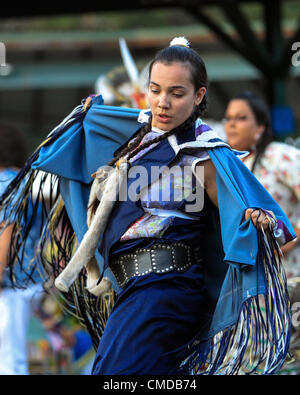 Native Americans aus rund um Nordamerika versammelt, um zu singen, tanzen und Trommeln im 39. jährlichen Lac Courte Orielles Ojibwe "Ehre die Erde" Pow Wow in der Nähe von Hayward, Wisconsin, USA--20.-22. Juli 2012 Stockfoto