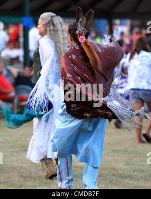 Native Americans aus rund um Nordamerika versammelt, um zu singen, tanzen und Trommeln im 39. jährlichen Lac Courte Orielles Ojibwe "Ehre die Erde" Pow Wow in der Nähe von Hayward, Wisconsin, USA--20.-22. Juli 2012 Stockfoto