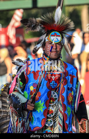 Native Americans aus rund um Nordamerika versammelt, um zu singen, tanzen und Trommeln im 39. jährlichen Lac Courte Orielles Ojibwe "Ehre die Erde" Pow Wow in der Nähe von Hayward, Wisconsin, USA--20.-22. Juli 2012 Stockfoto