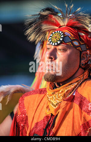 Native Americans aus rund um Nordamerika versammelt, um zu singen, tanzen und Trommeln im 39. jährlichen Lac Courte Orielles Ojibwe "Ehre die Erde" Pow Wow in der Nähe von Hayward, Wisconsin, USA--20.-22. Juli 2012 Stockfoto