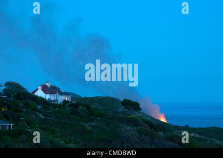 23. Juli 2012 - Swansea - UK: ein Feuer bricht aus in der Nähe von Häusern auf den Klippen über Lämmer gut in der Nähe von Langland Bucht, Swansea heute Abend in die heiße trockene Wetter. Stockfoto