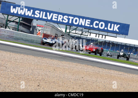 22. Juli 2012, Silverstone im Vereinigten Königreich.  Drei Autos kämpfen für Position während der Woodcote Trophy für Pre 56 Sportwagen-Rennen in Silverstone Classic 2012 Stockfoto